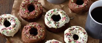 Donuts au chocolat noir glaçage chocolat blanc et chocolat praliné