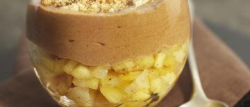 Compotée de fruits et mousse au chocolat croustillante