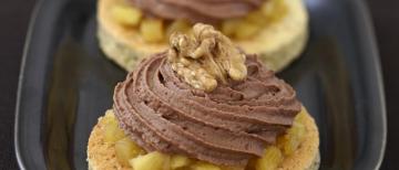 Gâteaux moelleux aux noix, pommes et chantilly au chocolat au lait