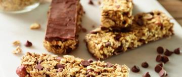 Barres de céréales à l'avoine, noisettes, banane et pépites de chocolat