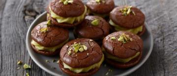 Macarons au chocolat, crème de pistaches