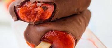 Bâtonnets glacés fraise chocolat