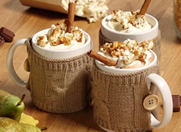Chocolat chaud caramel poires, chantilly et pop corn aux épices