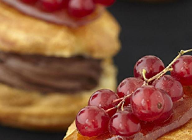 Choux caramélisés mousse au chocolat corsé et groseilles