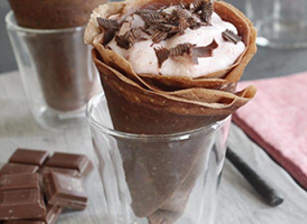 Cornet de crêpes au chocolat, mousse aux fruits rouges et copeaux de chocolat
