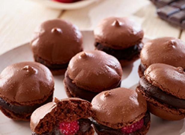 Macaron au chocolat Noir Absolu coeur de framboise