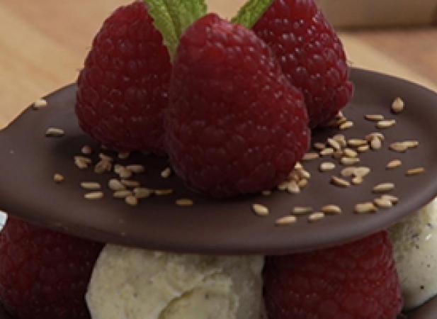 Millefeuilles croquant au chocolat, glace vanille et framboises