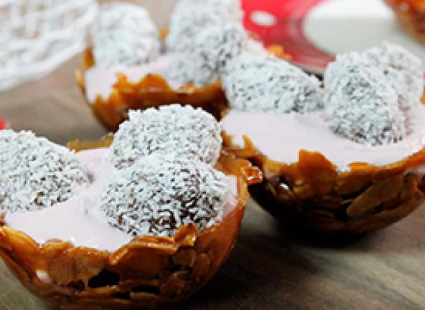 Nids en nougatine, mousse de fruits et petits oeufs en chocolat