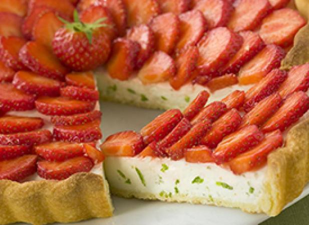 Tarte à la mousse de citron vert, fraises et copeaux de chocolat blanc