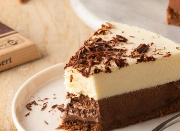 Gâteau 3 chocolats corsé, blanc et croustillant praliné