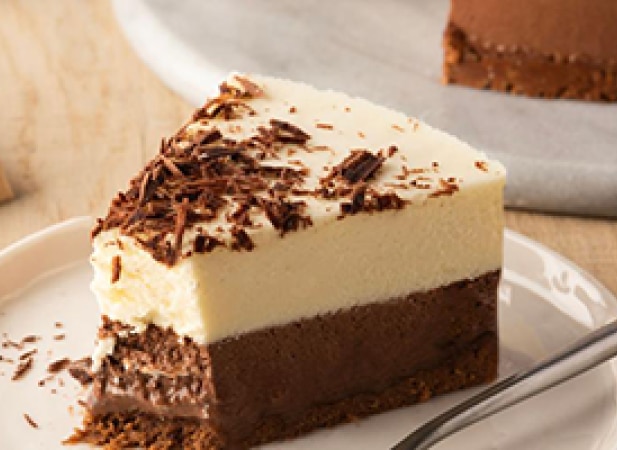 Gâteau 3 chocolats corsé, blanc et croustillant praliné